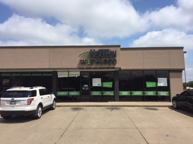 Retail Space-1600-1624 E. 11th Street: 1600-1624 E. 11th Street, Hutchinson, KS 67501